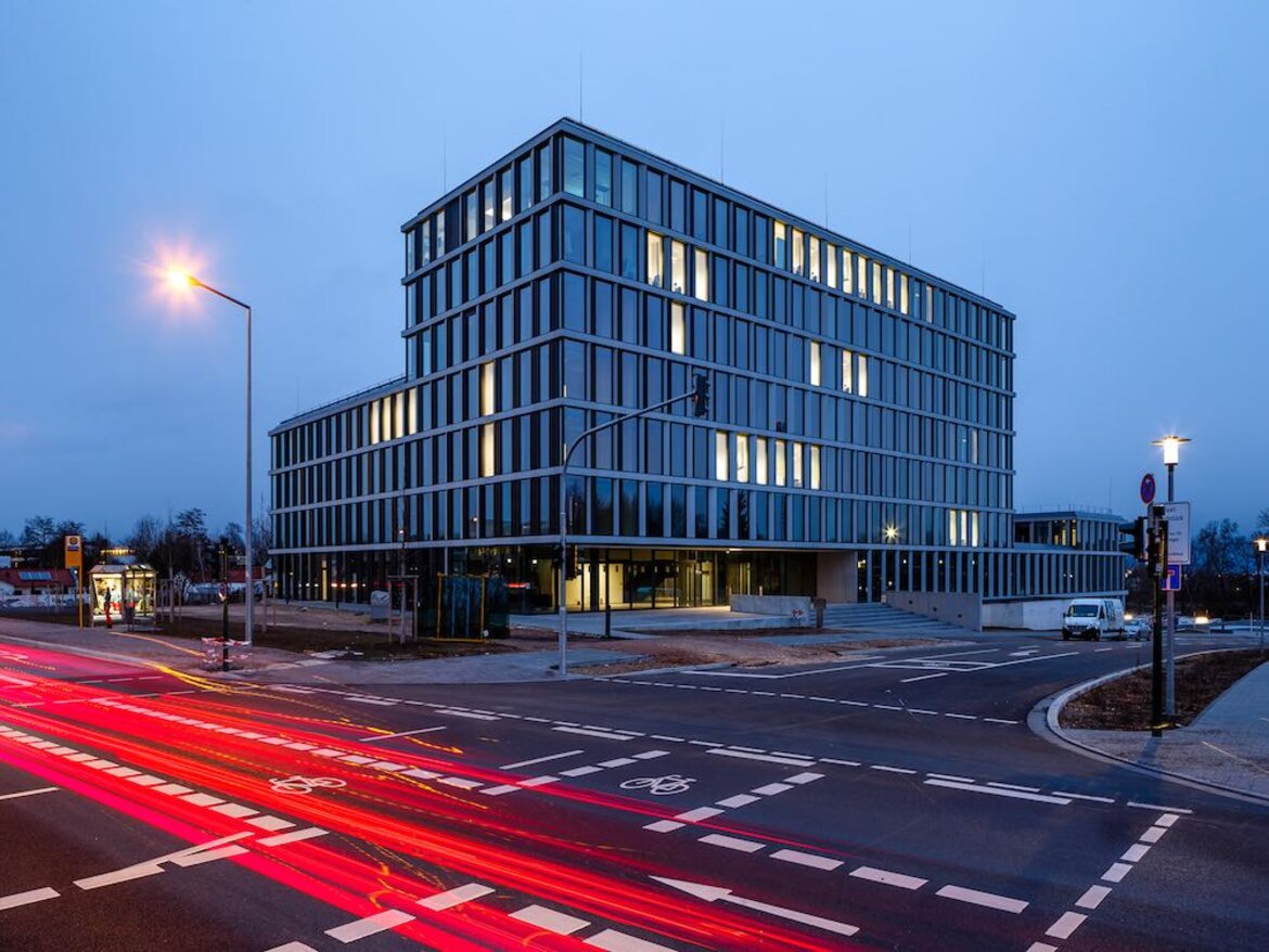 Außenansicht TechBase bei Dämmerung