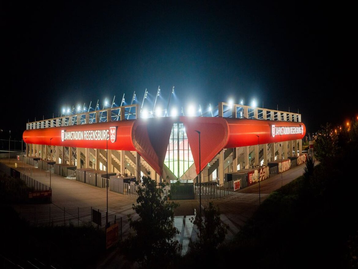 Außenansicht bei Nacht Jahnstadion