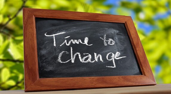 Schild mit "Time to change"