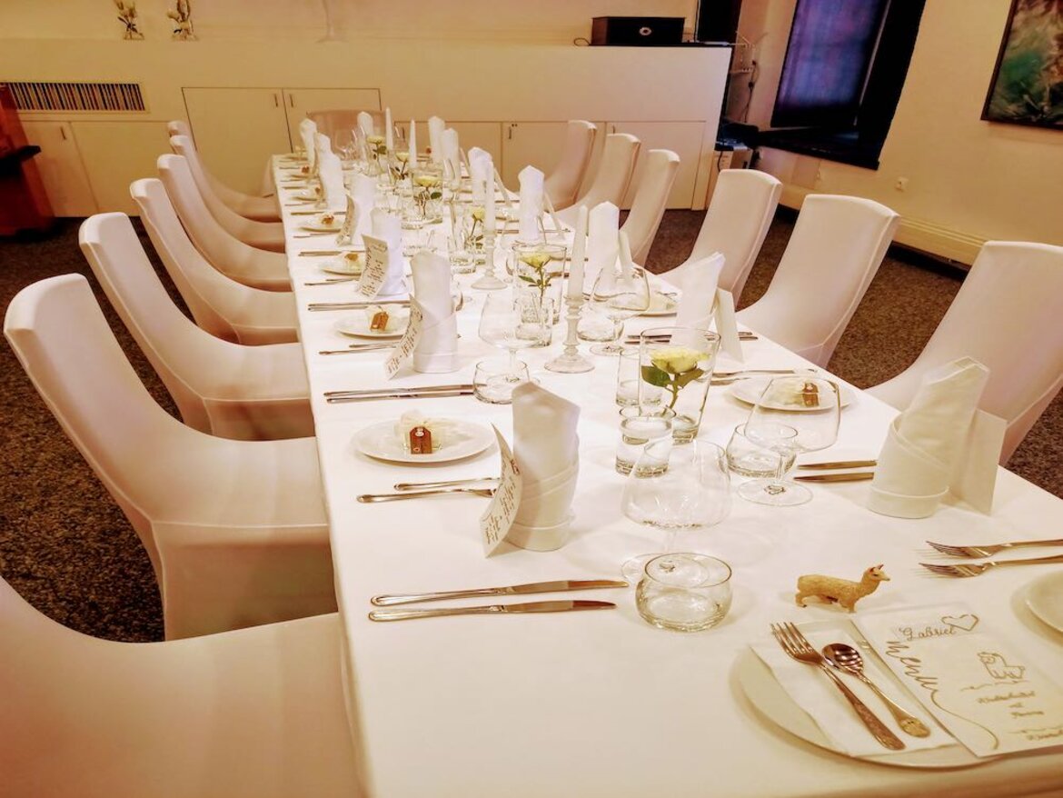 gedeckte Tafel im Konferenzraum Leerer Beutel