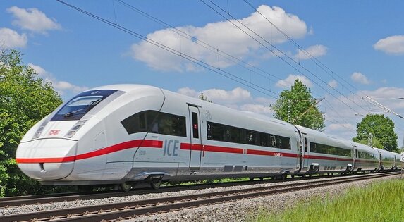 fahrender ICE 